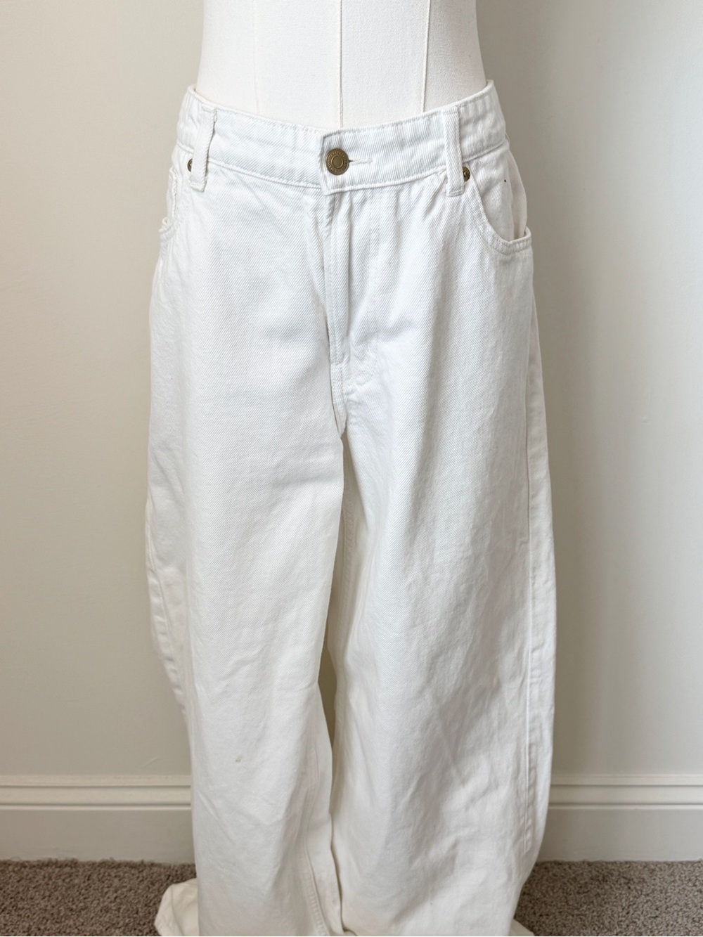 H&M Women’s Mid to High Rise Wide Leg Cotton  Jeans in White - US8